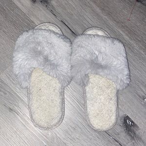 Gray 5-6 size women’s slippers very comfy just not my size and to late to return